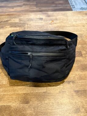 Athleta Black Crossbody Waist Pack with Light Green Lining
